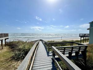 Beach Retreat: Walk to Beach & Pool, Sleeps 12