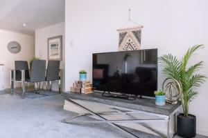 2 Bed Boutique Apartment with free parking