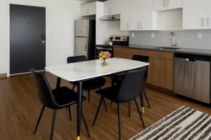 Upscale 2BR Apt Rooftop Deck and Fitness