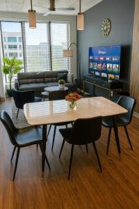 Upscale 2BR Apt Rooftop Deck and Fitness