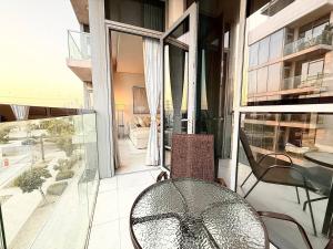 A Modern 1BR Apartment with Cozy Balcony