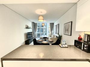 A Modern 1BR Apartment with Cozy Balcony