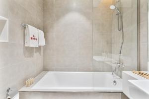 Elegant 1 BR District One