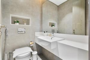 Elegant 1 BR District One