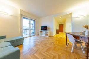 Spacious and bright 2bdr, 2 bathrooms