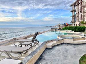 Alberca con terraza privada y con acceso a la playa