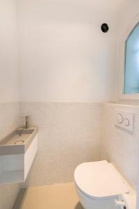 Family Villa with Pool, 5 Min Walk to Beach