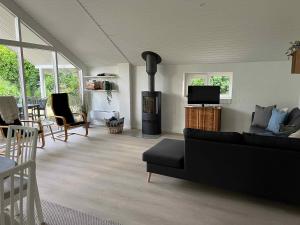Lovely Holiday Home 350 Meters From Høll Strand