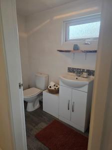 Cosy Canal-side lodge with log burner