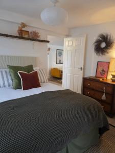 Cosy Canal-side lodge with log burner