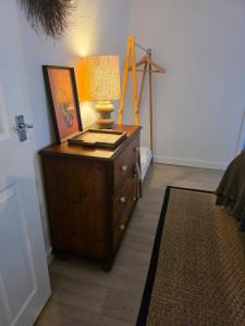 Cosy Canal-side lodge with log burner
