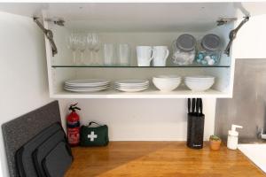 1-Bedroom Apartment with Balcony & Lift, 5min to Tube station