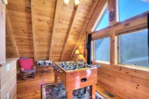 Snuggle Up Cabin by Beyond Expectations with Hot Tub