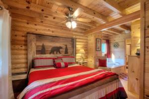 Snuggle Up Cabin by Beyond Expectations with Hot Tub