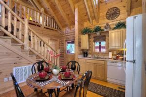 Snuggle Up Cabin by Beyond Expectations with Hot Tub