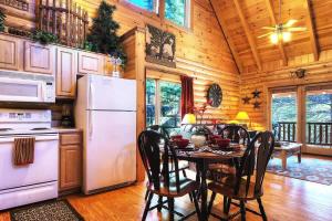 Snuggle Up Cabin by Beyond Expectations with Hot Tub