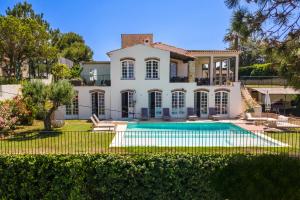 Villa exclusive au sommet de Cannes, 8 chambres, double piscine, vue sur la mer