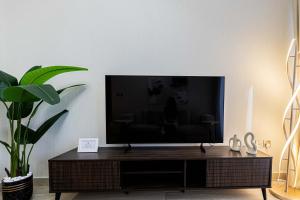 Luxurious 1BR Living in Azizi Riviera 39