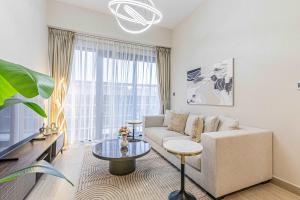 Luxurious 1BR Living in Azizi Riviera 39
