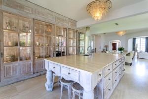 Villa exclusive au sommet de Cannes, 8 chambres, double piscine, vue sur la mer