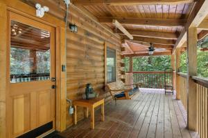 Golden Grizzly by Beyond Expectations w Hot Tub