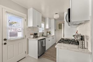 PB Bungalow-Private fenced yard-Parking-Remodeled