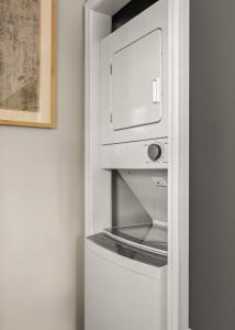 PB Bungalow-Private fenced yard-Parking-Remodeled