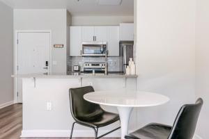 Blueground Emeryville pool nr Bay Street Park SFO-1987