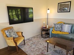 Bridge View Walk 2 Blocks to Historic Downtown