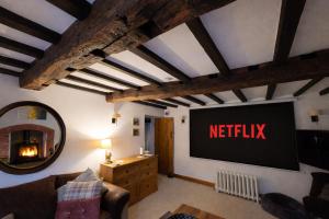 Rural cottage! Wood-fired hot tub Bliss awaits