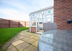 Bright & Airy 4x Bed House with Parking