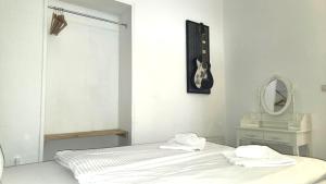 Modern Gesundbrunnen Flat Sleeps 6 Guests