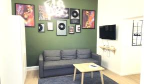 Modern Gesundbrunnen Flat Sleeps 6 Guests