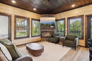 Peak Overlook by Beyond Expectations w Hot Tub