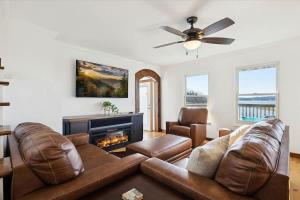 Lighthouse Lookout by Beyond Expectations - Hot Tub & Lake Views