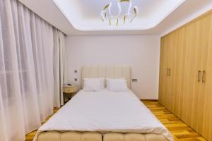 Luxury Apartment View Tower Residence , Private Parking , Steps to Beach and Train station