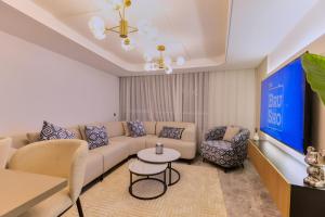 Luxury Apartment View Tower Residence , Private Parking , Steps to Beach and Train station