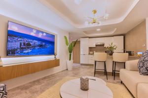 Luxury Apartment View Tower Residence , Private Parking , Steps to Beach and Train station