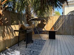 Full townhouse near Shem Creek & Downtown with Hot Tub