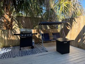 Full townhouse near Shem Creek & Downtown with Hot Tub