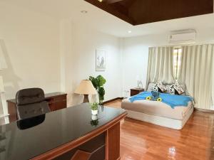 Yellow House Garden Pool Villa