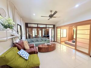 Yellow House Garden Pool Villa