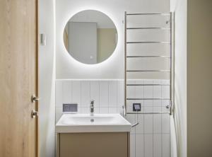 Brand New Apt w- Balcony and Amazing View, by Cohost