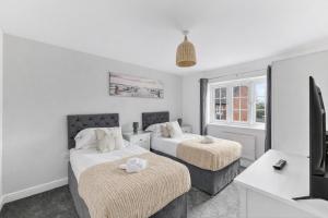 Detached 4 Bedroom House - Excellent Location - Driveway Parking, Fast WiFi, Sky TV and Self-Check-In by Yoko Property