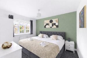 Detached 4 Bedroom House - Excellent Location - Driveway Parking, Fast WiFi, Sky TV and Self-Check-In by Yoko Property