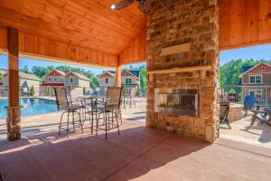 Luxury Chalet w Indoor Pool, Theater Room & Game Loft — 4 Miles to Gatlinburg