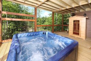 Luxury Chalet w Indoor Pool, Theater Room & Game Loft — 4 Miles to Gatlinburg