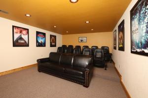 Luxury Chalet w Indoor Pool, Theater Room & Game Loft — 4 Miles to Gatlinburg