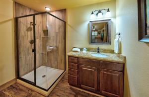 Break Time - Modern 5BR with hot tub, game room, air hockey and resort pool