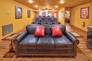 Break Time - Modern 5BR with hot tub, game room, air hockey and resort pool